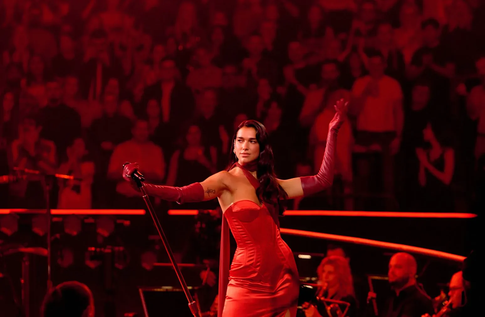 Dua Lipa fascinates all her fans (and nonfans) with her concert at the